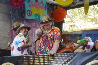 6889e2f35405a_sara077