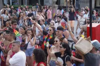 6889e2f35403c_sara076