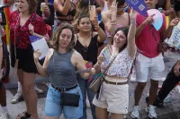 6889e2f35463d_sara127