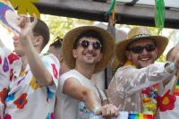 6889e2f354275_sara095