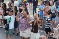 6889e2f354096_sara079