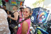 6889e2f354475_sara112