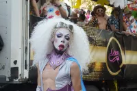 6889e2f35377f_sara006