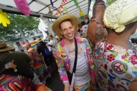 6889e2f353a15_sara028