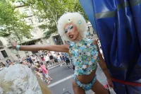 6889e2f353945_sara021