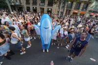 6889e2f354439_sara110