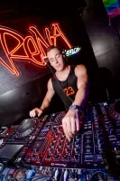 6889e3884e34b_sara053