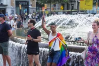 6889e2f35414a_sara085