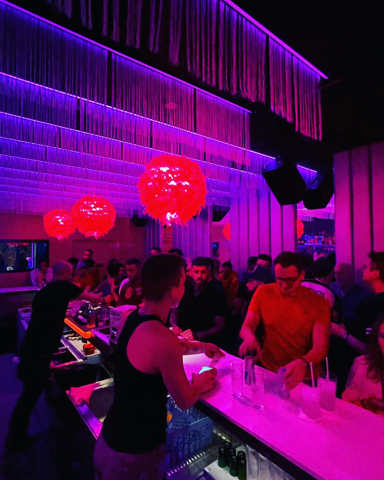 Barra & Cabina DJ en Dmens Bar
